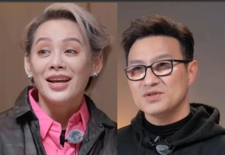 汪峰和宁静手拉手上热搜了，
估计气的森林北在家摔凳子呢，
节目上，汪峰不仅手拉手
