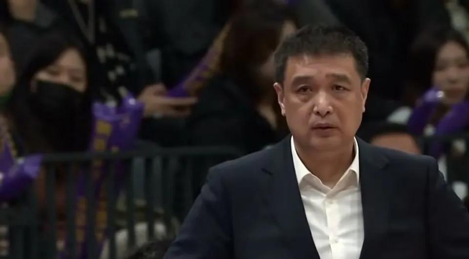 北控队主帅闵鹿蕾指导因病缺席球队剩余比赛，将由助教别德夫带领球队征战剩余比赛。