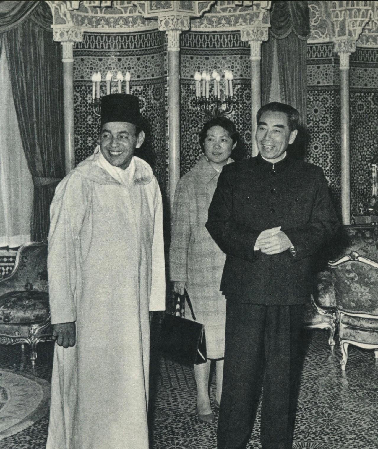 1963年12月28日晚，周恩来总理为摩洛哥国王哈桑二世举行盛大招待会。中者为法