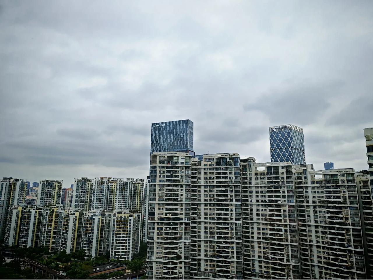刚才无意中看到了腾讯大厦，没想到这次住的酒店距离鹅厂那么近。
试了一下荣耀GT 