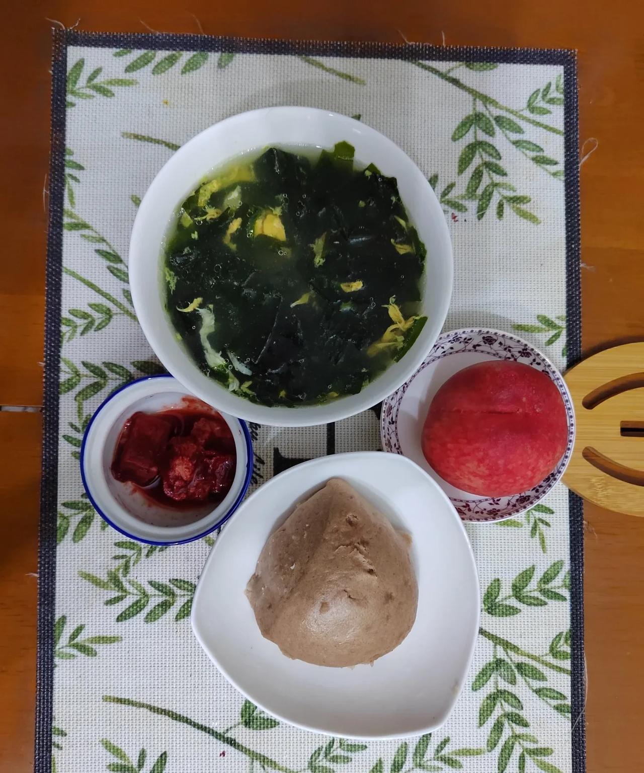 早起，这座美丽的小岛，就淅淅沥沥地下起了小雨，雨雾蒙蒙，大海也成一片汪洋……
这