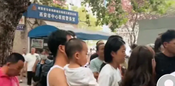 天水领导有担当，讲诚信，千里到西安帮助大伙！
“咱们回去天水治疗好不好，带着孩子