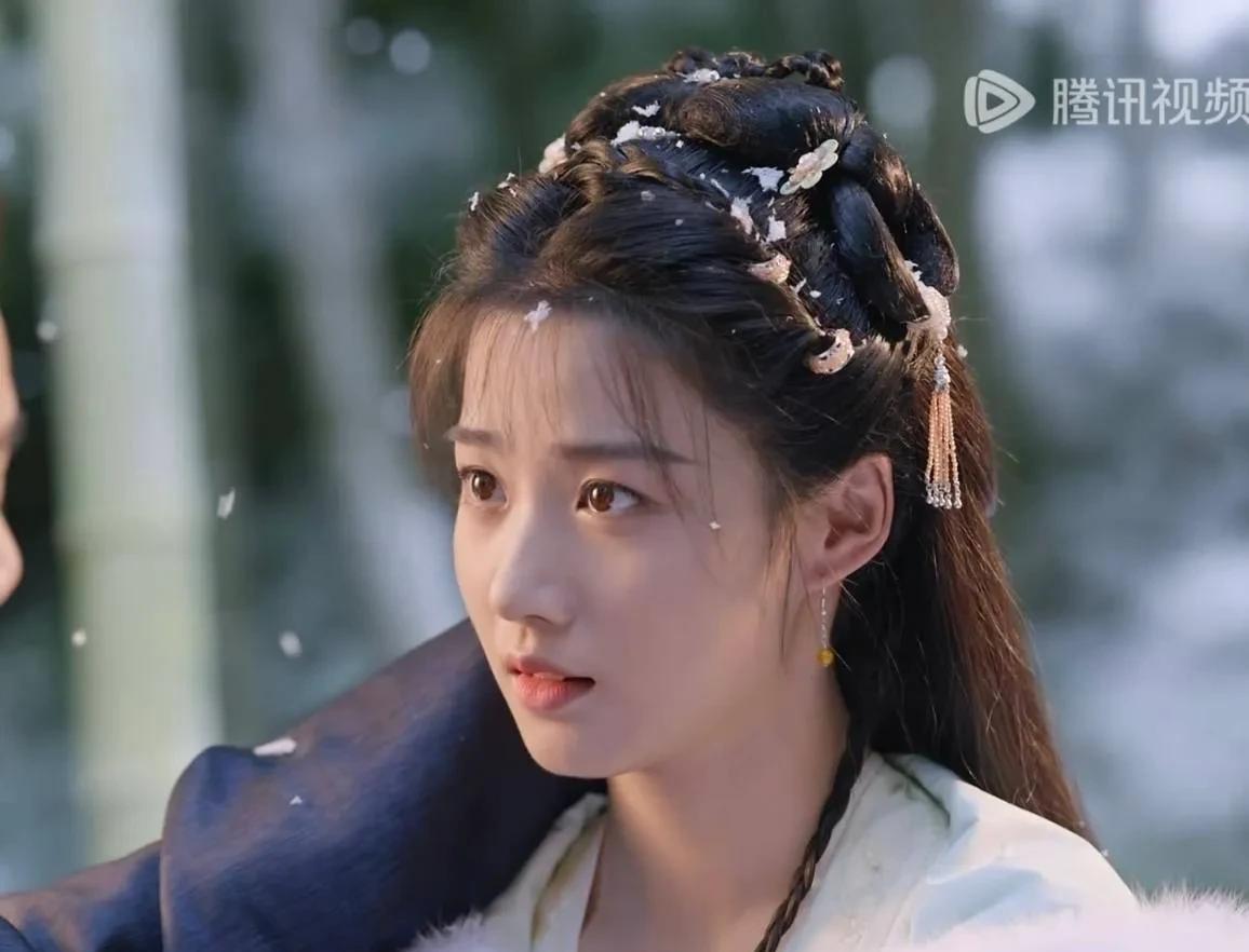腾讯抬点好剧吧，
榜上佳婿第一集前十分钟，胖胖脸女主卢昱晓不躲避，然后崎岖脸男主