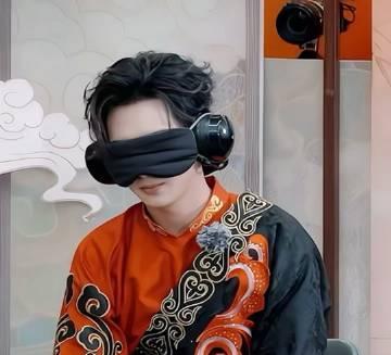 #严浩翔给耀文小贺拿两条链子#这个严浩翔脸也太小了吧