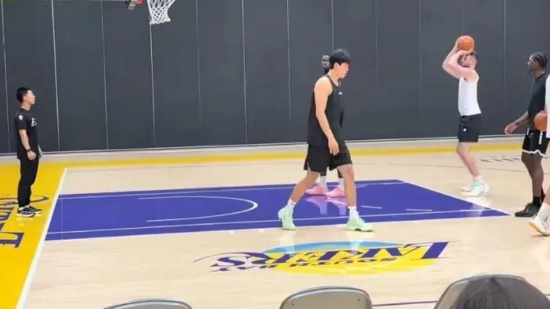 杨瀚森除了去篮网之外，老鹰队也应该重点考虑一下毕竟有熟人。
之前说过杨瀚森最理想