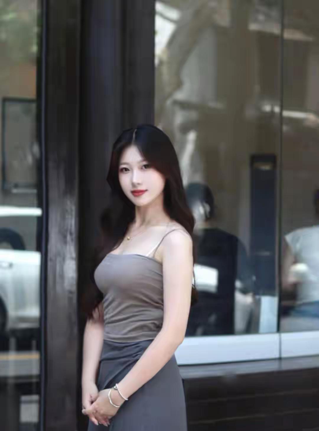 镜中人影动，笑语入画来。