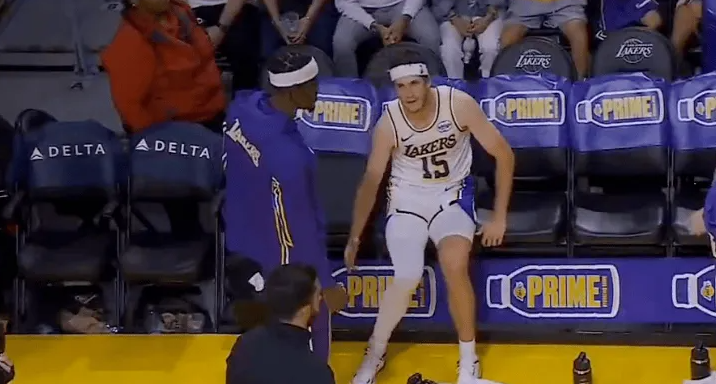 NBA季前赛，湖人主场126-116战胜勇士。
本场比赛第三节，湖人后卫奥斯汀-