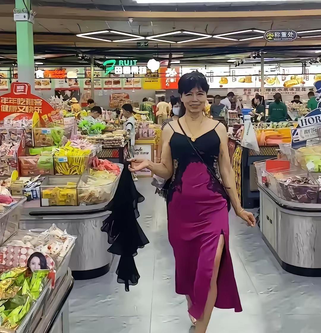 大妈居然将超市当成了自己的娃T台秀场！黑色吊带下面配了一条玫瑰红色的高开叉旗袍，