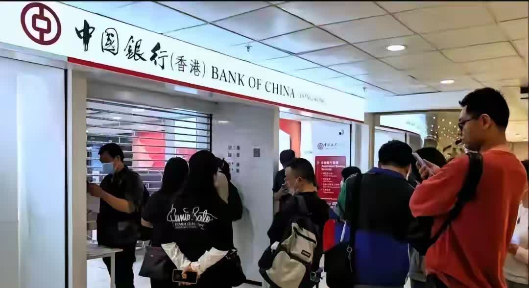 深圳湾口岸，每天两千人拖箱子，不是去购物，是去香港开户。
这阵势，不知道的还以