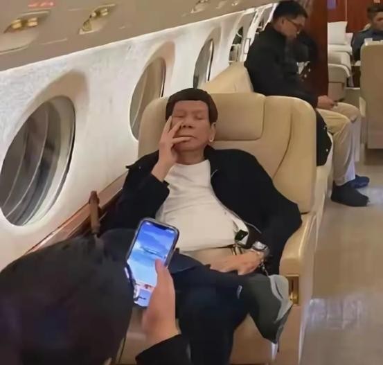杜特尔特被押送引军警痛哭





出大事了！昔日总统杜特尔特被捕，曾经出生入死
