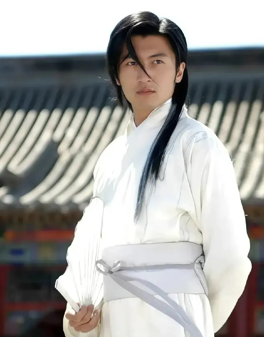 主持人问王晶:“当年拍《小鱼儿与花无缺》，你为什么会找谢霆锋出演花无缺？”

