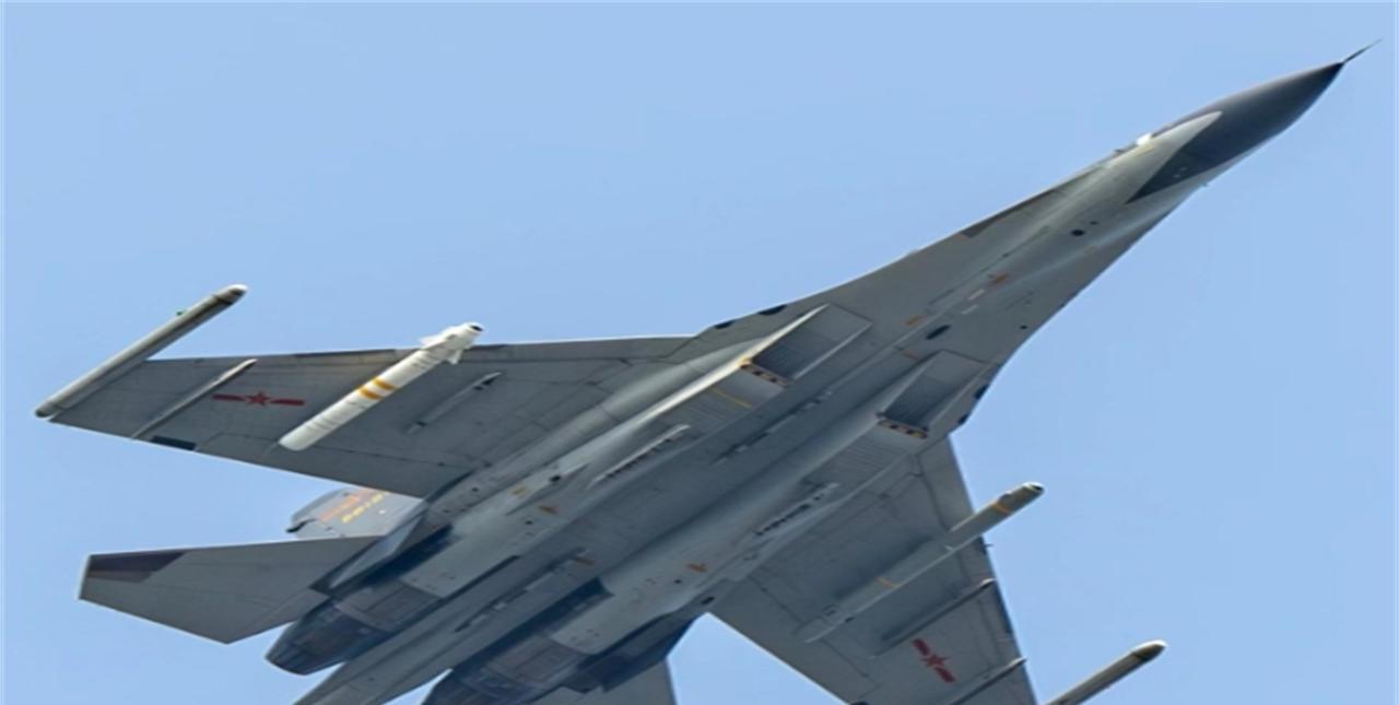 我打得到你，你打不到我？歼15T挂上新利器，轻松“点名”F35
歼-15T（如图