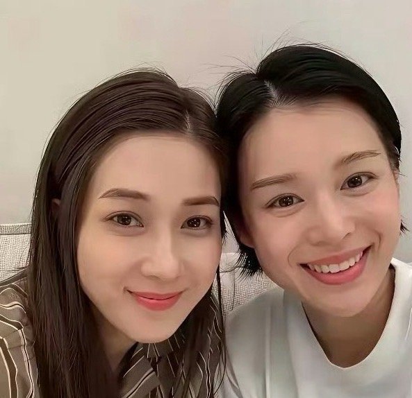 在寸土寸金的香港，贵为视后也难买豪宅，你看胡杏儿和钟嘉欣聚餐 ​​​