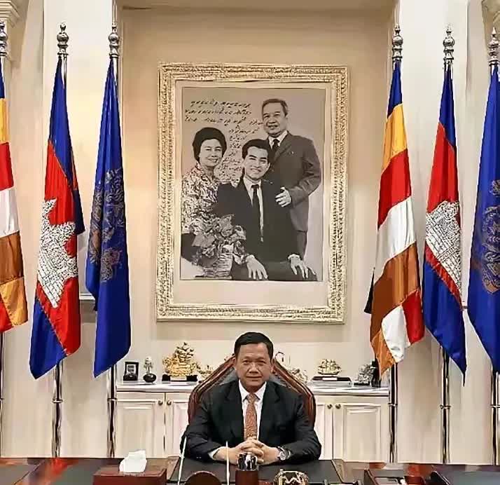 在柬埔寨首相办公室内悬挂的是现任国王及前任国王、太后，这是有区别于他国单独悬挂“