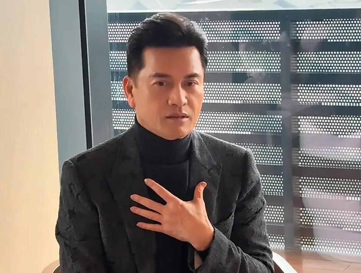 老一辈的香港演艺圈男艺人，有一大怪现象！容貌上千差万别。
像以吕良伟，张智霖为代