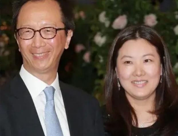 2001年，23岁的伏明霞爱上50岁的梁锦松，父亲特别反对，他问梁锦松：“我只比