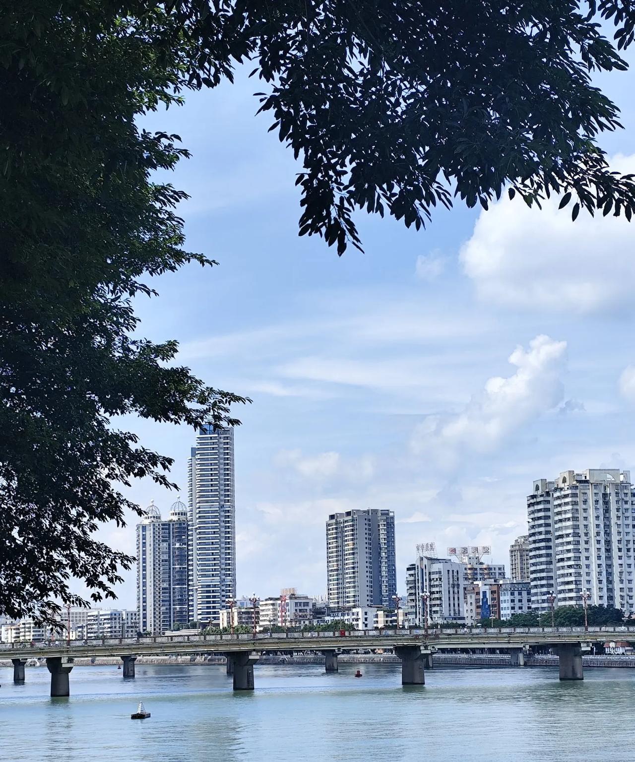 #拍一张你的城市美景#
《武江即景》
武江如练映遥岑，桥卧清波接远岑。
楼影参差