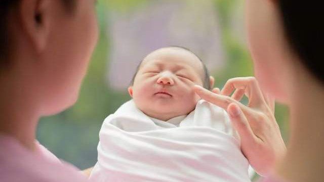 香港知名男星难掩当人父喜悦！成晒B狂魔公开女儿正面，画面温馨