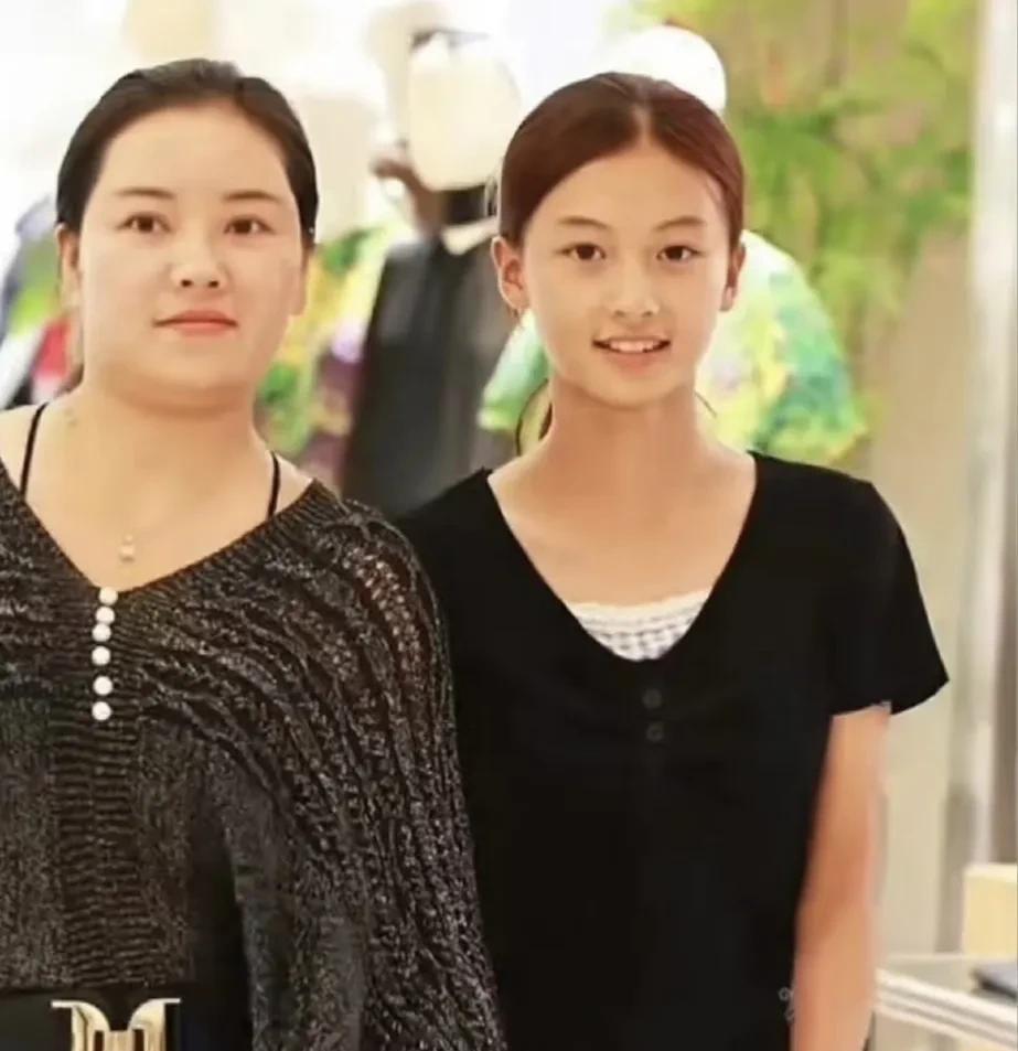 七七很难咯，她遇上了这么一个妈妈，虽然死丫头确实签了一些小姑娘，我估计他对于七七