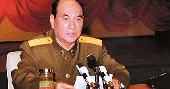 1998年，张万年出访美国，当他刚踏进美国宁堡陆军基地，一个美军司令突然跳了出来