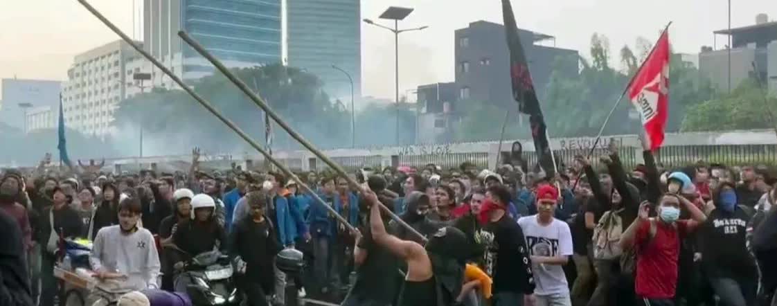 印尼国家电视台报道，当地时间31日，该国参与大规模抗议的工人、学生，及社会人士等