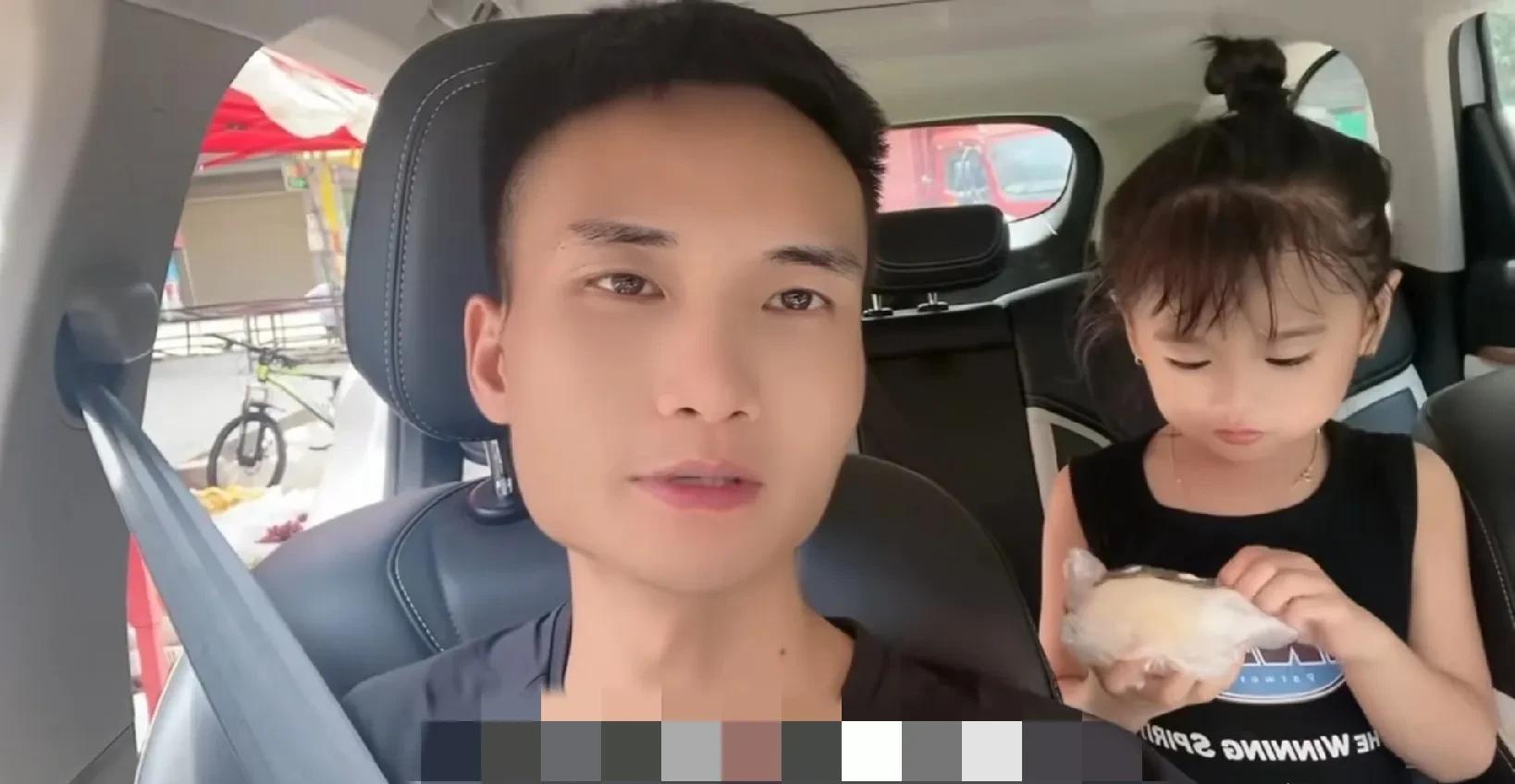 九嫂在城里住了一天，没见孩子，回乡摘荷花。  



田间盛开的荷花，碧绿的荷叶