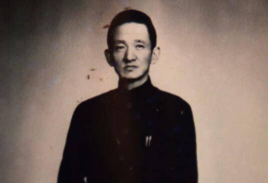 一天，蒋介石的“文胆”陈布雷对夫人说，把家中的金器、银元整理出来，全都兑换成金圆