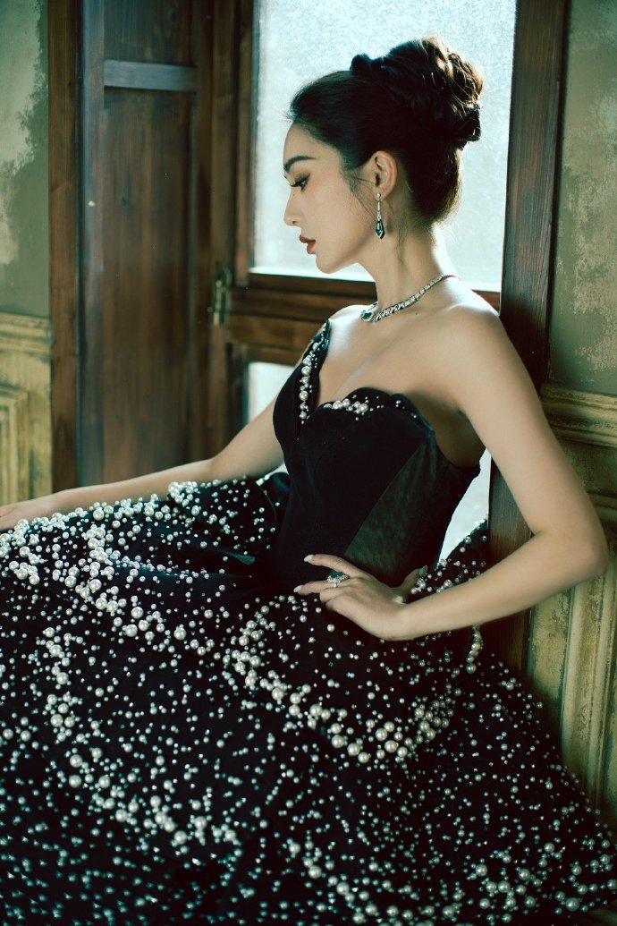 靳梦佳这身好贵啊，跨年晚会妆造一出来还是被美一大跳