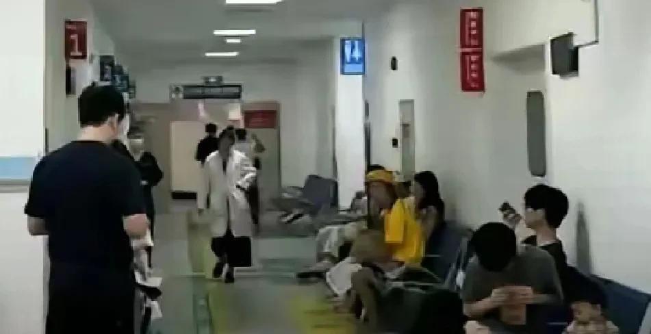 昨天同学聚会我有事没去上，结果出事了，一个男同学脑出血去世了，本来他们是在农家院