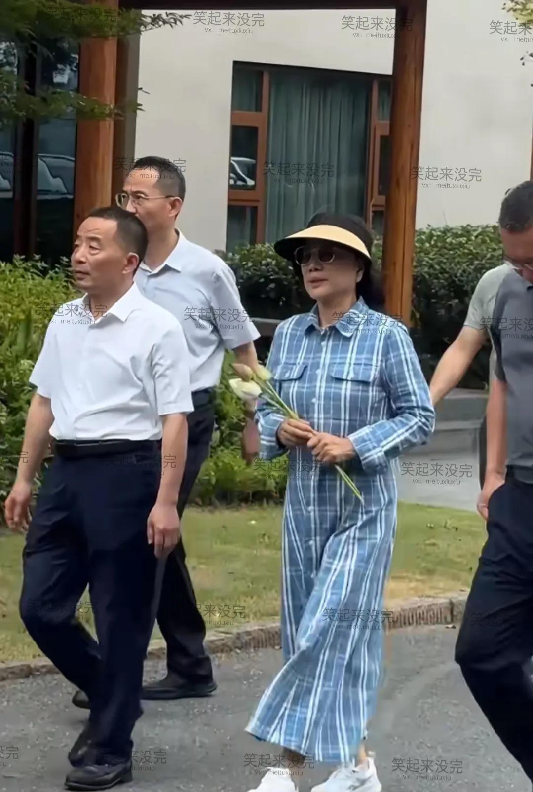 我就佩服像董明珠这样的女强人，她在前面走，一帮人围着她，而且能和一群优秀的男人平