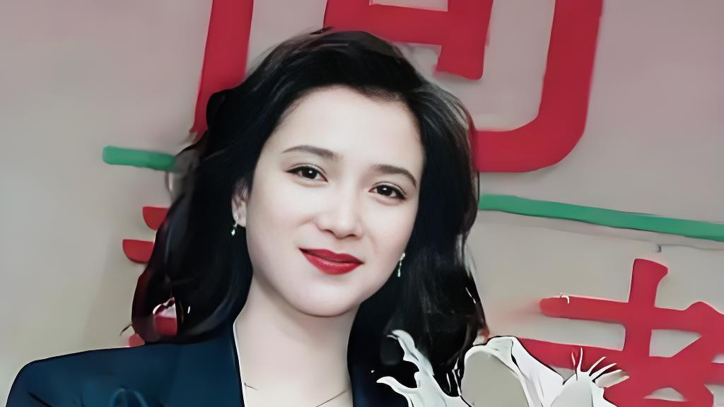 61岁许亚军近况曝光，未参加何晴葬礼，曝许何与后妈张澍真实关系