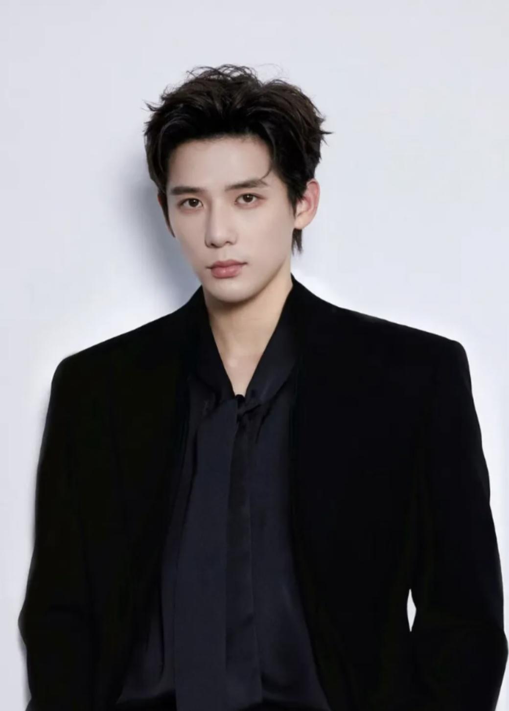 2018年，杨天真签下19岁播音主持专业的王安宇，工作人员不解:“为什么要签他，