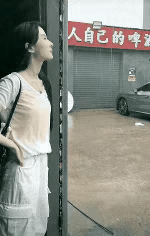 这姑娘傻的挺可爱，这也叫实在，冒着雨拿回伞来，就为了说拜拜，多么的懂礼貌啊！
娶