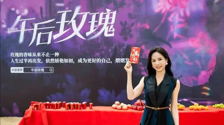 娱乐圈最大的笑话，被老头白嫖10年、还倒贴上亿，女神滤镜碎一地！