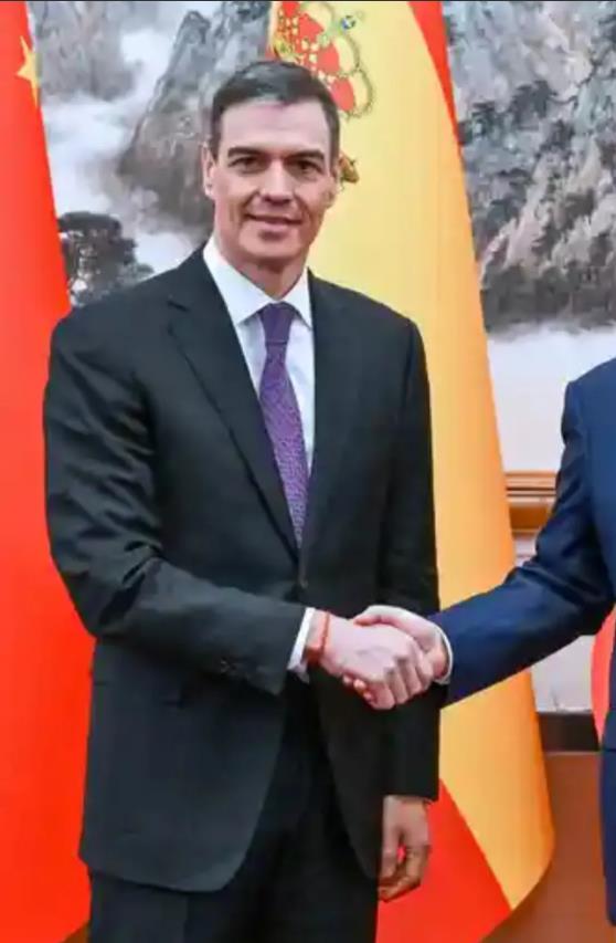 西班牙首相桑切斯于周五（4月11日）访问中国，这是他两年内第三次访华。在美国混乱