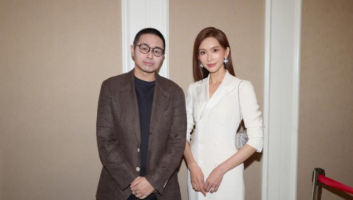 跟女生贴贴、男士保持距离，婚后的林志玲太有分寸感。林志玲更新了一组活动后私下的合