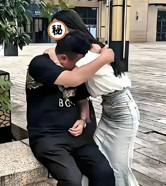 "看哭了"贵州贵阳，有一位阿姨出门买菜，在路上看到邻居跟他的前妻相拥在一起嚎啕大
