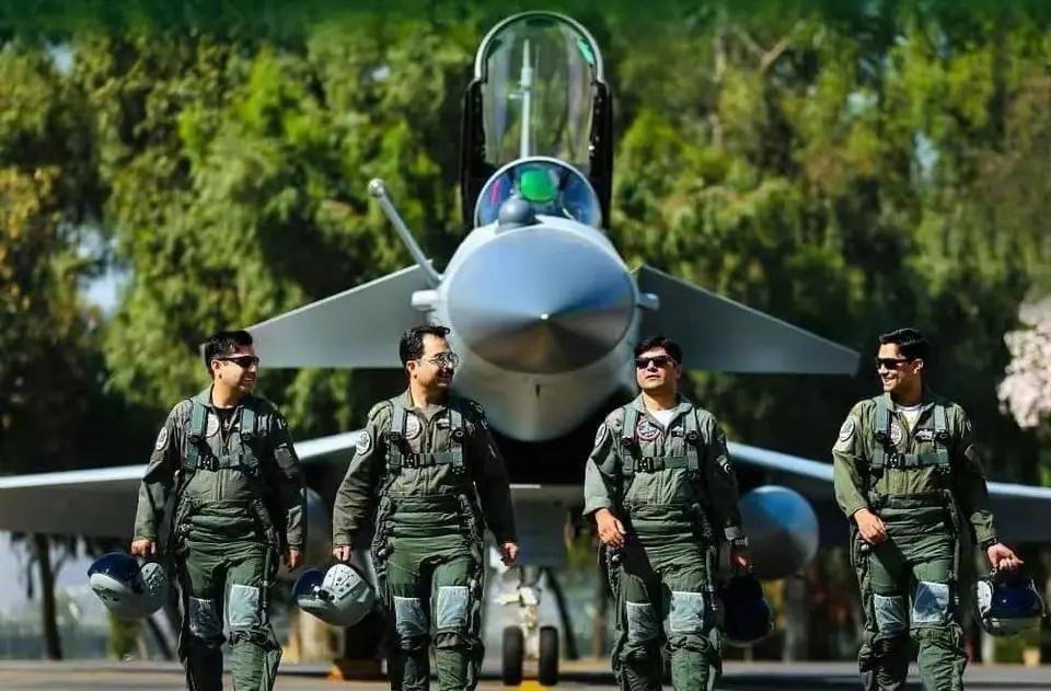 这回确认了，巴基斯坦总理视察歼-10C战斗机基地，歼-10C远程打击战绩被确认。