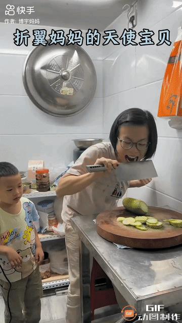 小宝放学回家，看到妈妈切菜很艰难，他马上就去淘米。他站在凳子上，认真地淘着米。淘