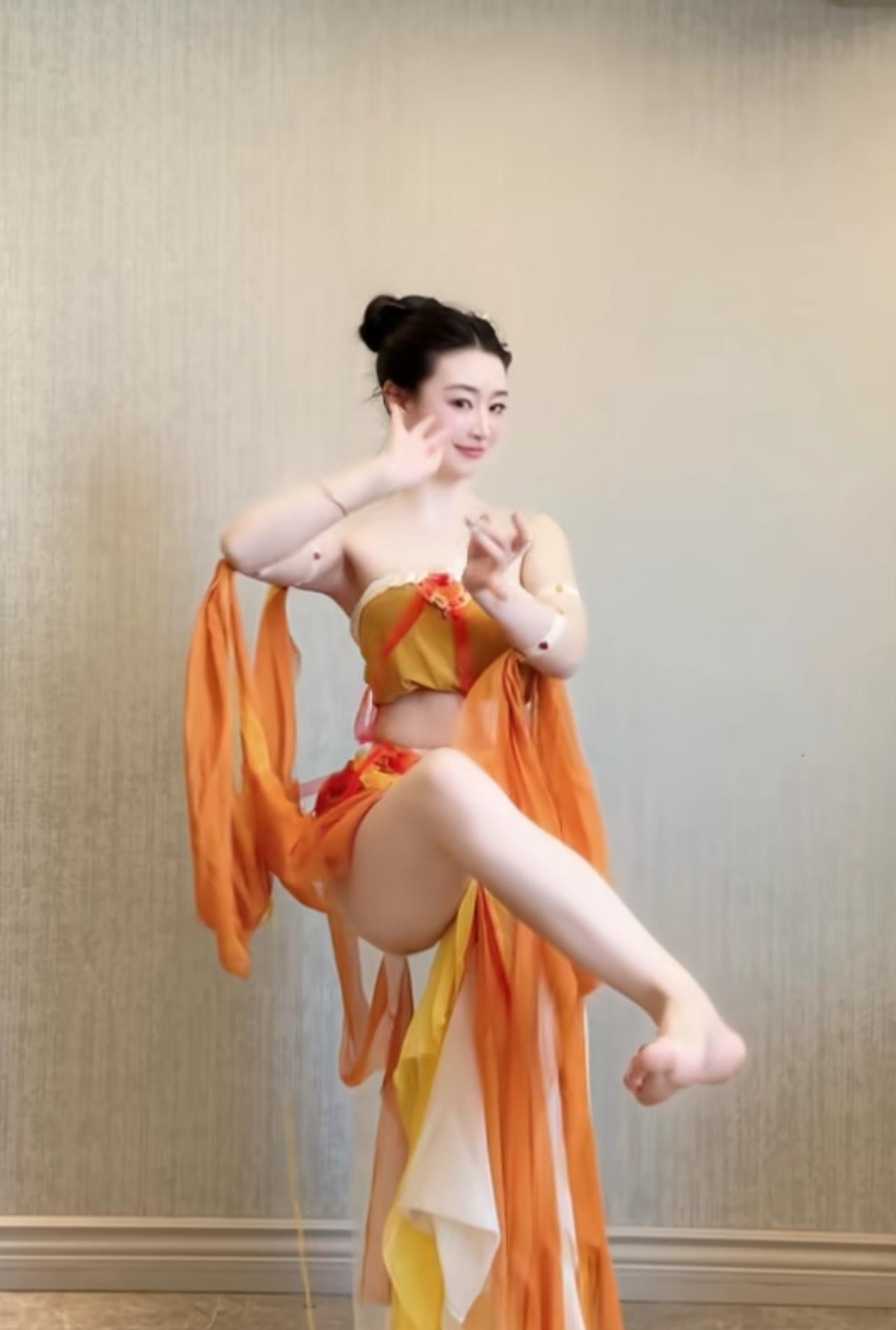 这是艺术吗？我认为这就是擦边，说的不中听一点，就是不要脸，反正我没有发现艺术之美