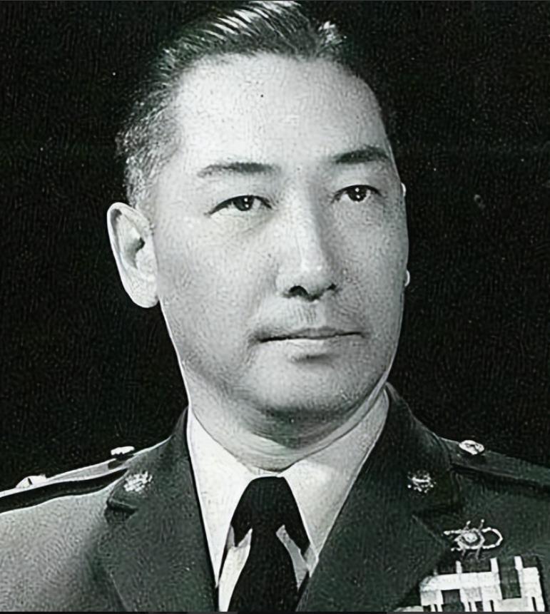 1942年，26岁的蒋纬国在火车站看到一位美丽的少女，便走上前去和她搭讪：“小姐