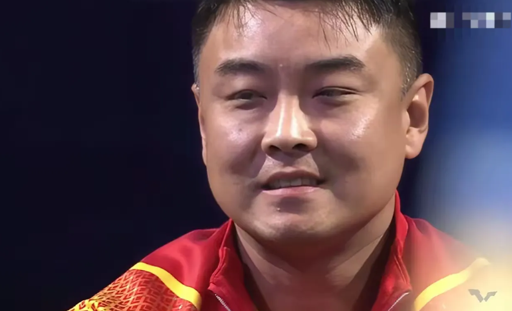 王皓看到国乒男队这样的结果只能无奈的苦笑！
林诗栋输给邱党出局，
向鹏输给张本智
