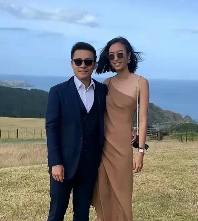 豪门八卦又爆大瓜！霍家那个总被传"叛逆惹事"的三公子，居然悄悄的结婚了！更让人惊