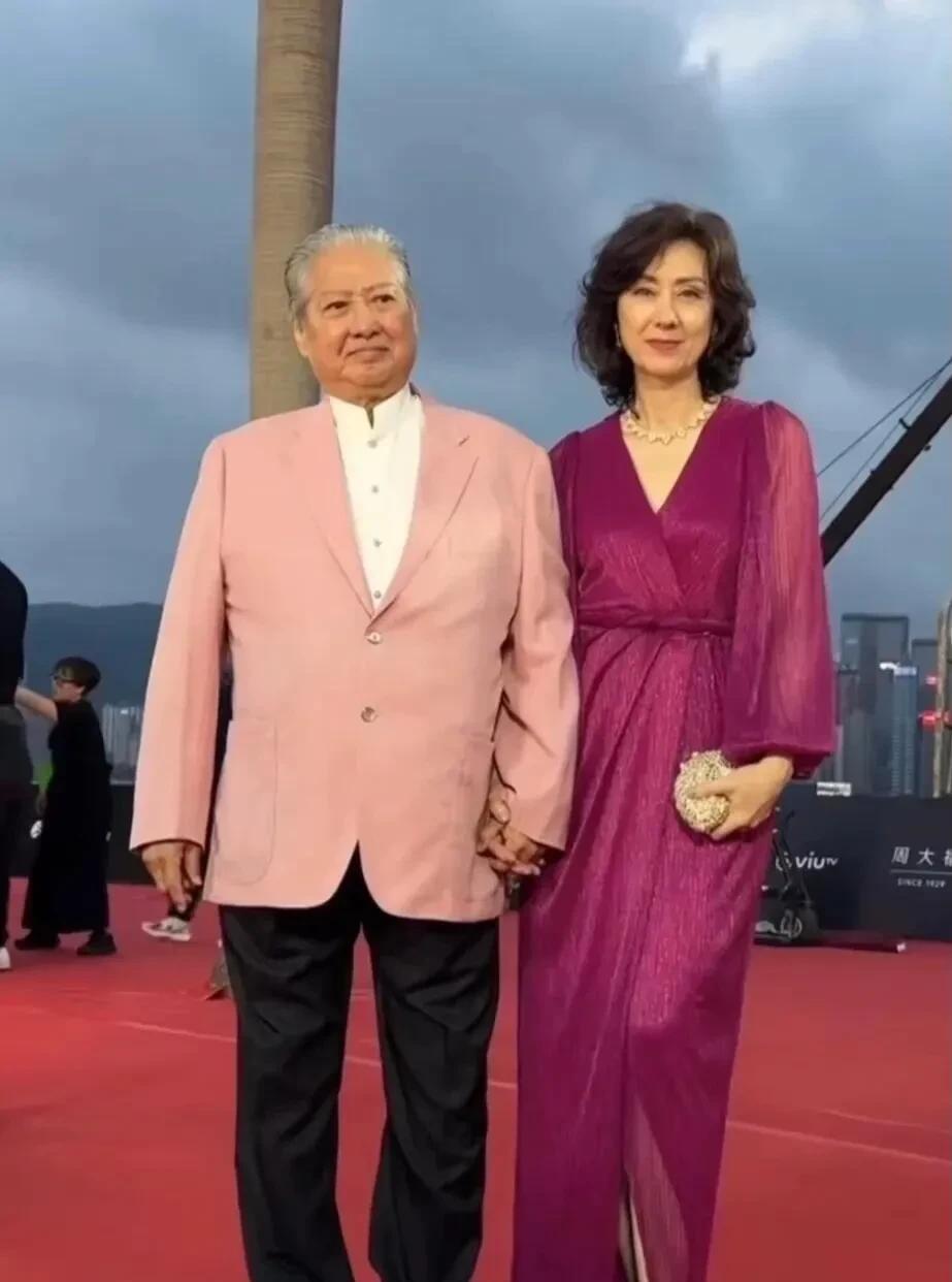 有点让人想不明白的是，高丽虹年轻时可是大美人，能和林青霞、关之琳媲美的港姐。要气