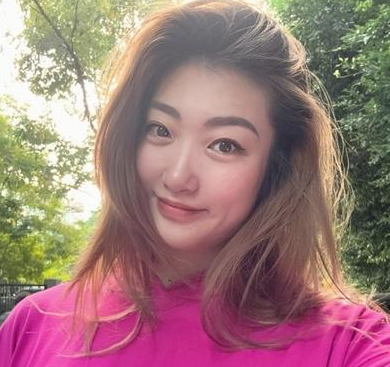 李梦晒出了自己近期的生活照，她配文写道：“哎……牛马的一周结束了，累那样的就不给