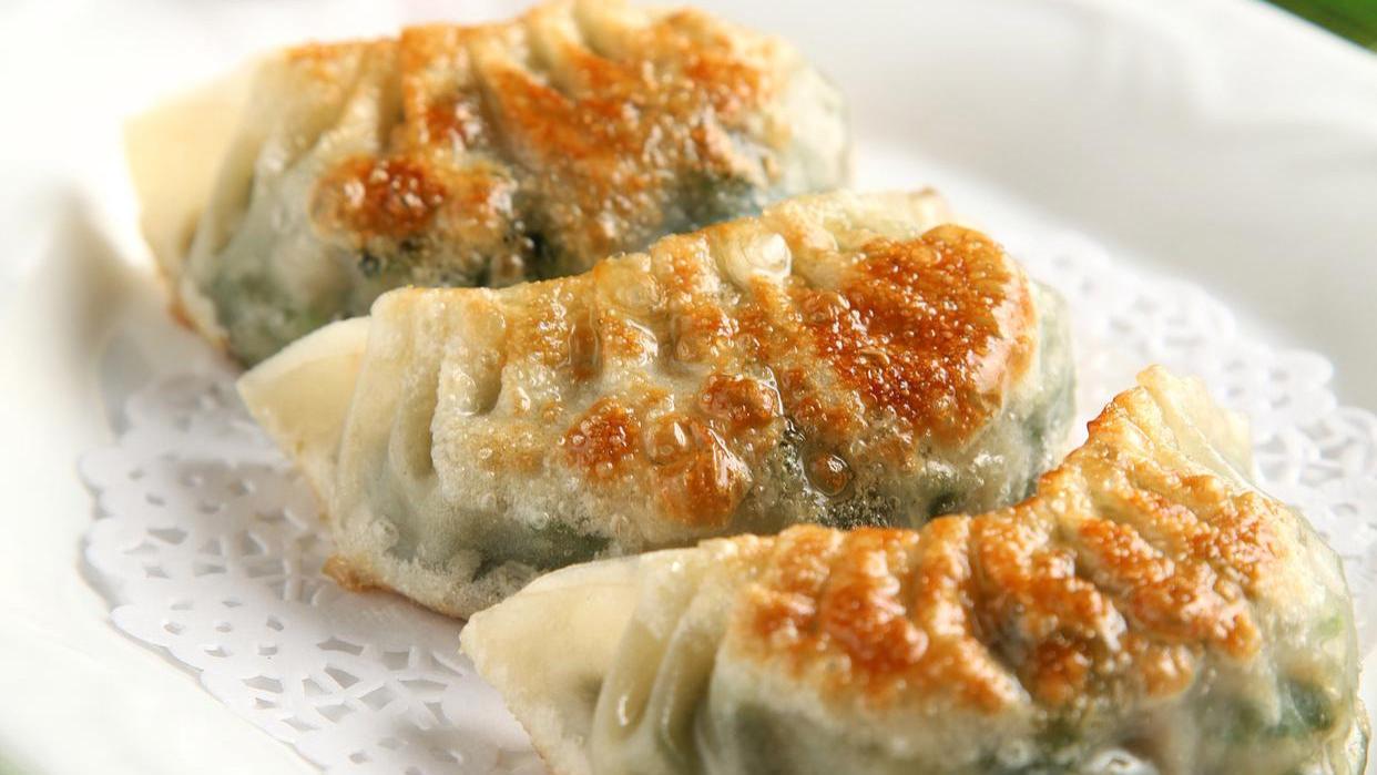 素馅水煎包：一口脆香藏着人间烟火