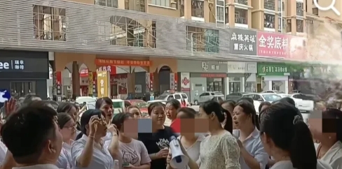 广东河源龙川一家超市拖欠员工8个月的工资没发。
         今天，有河源龙