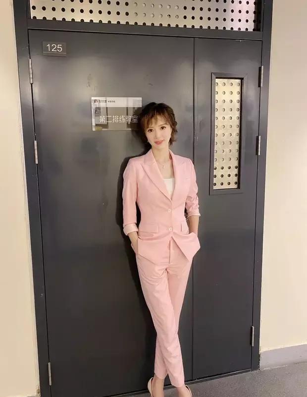 金巧巧演“乡村教师”面容憔悴形象大变！曾说自己不适合演农村人。#金巧巧全家福#