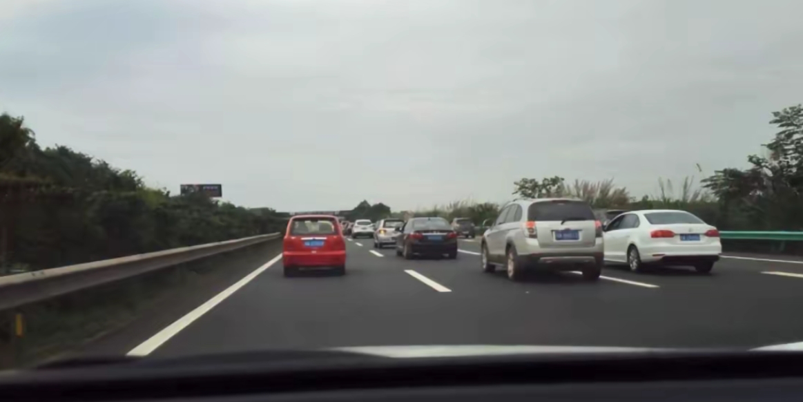 我发现一件事情，真正优秀的老司机在限速120km的道路上，往往速度在120km到