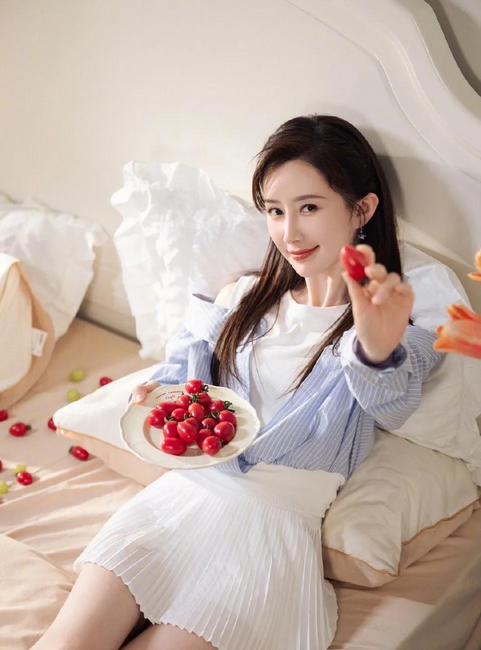 一次节目，
主持人对舒畅说：“没有经过你的同意，我们采访了你的爸爸，他多次表示想